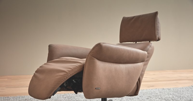 Himolla Cleo 8980 Chair with powder coated anthracite base Himolla Cleo 8980 Chair with powder coated anthracite base